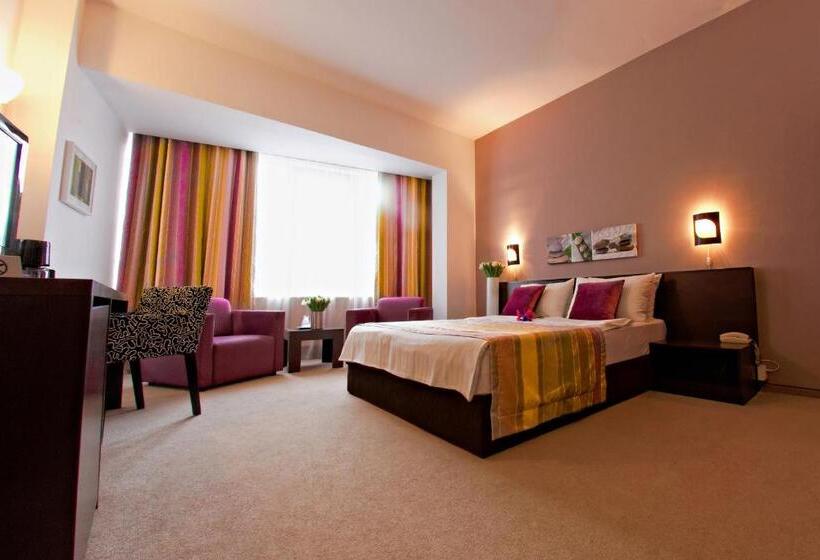 اتاق اجرایی, Unique Boutique