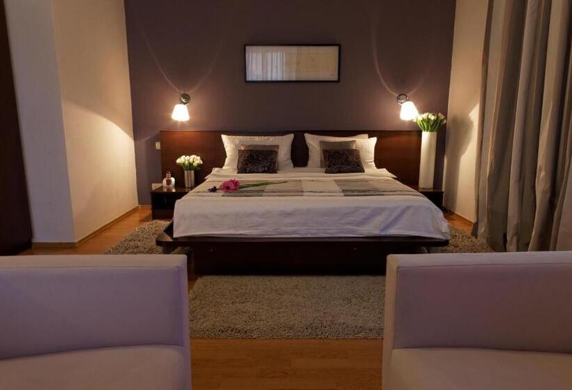 اتاق اجرایی, Unique Boutique