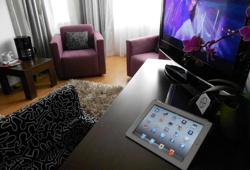 اتاق اجرایی, Unique Boutique