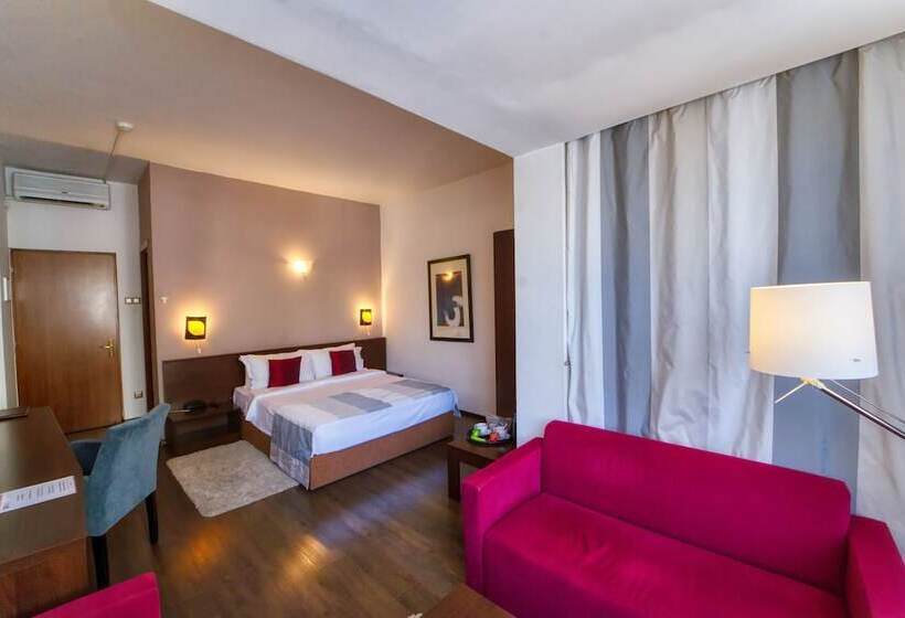 اتاق اجرایی, Unique Boutique