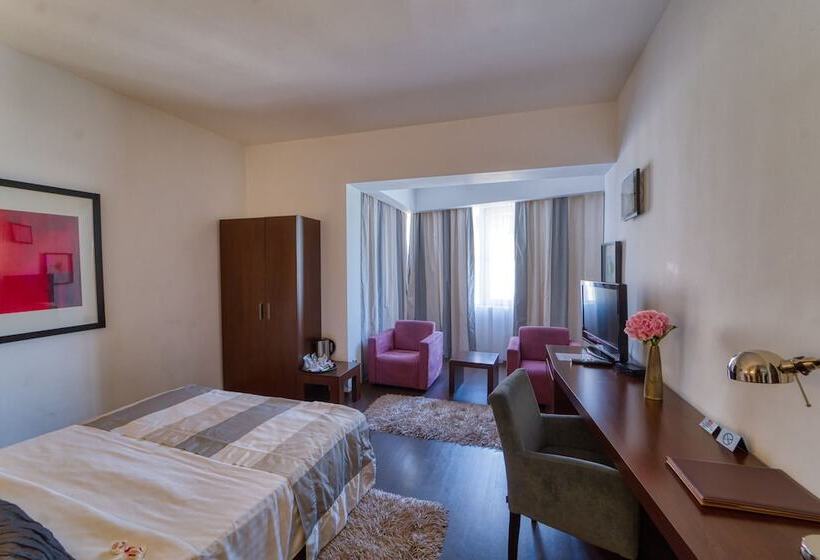 اتاق اجرایی, Unique Boutique