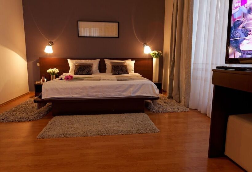 سوییت جونیور, Unique Boutique