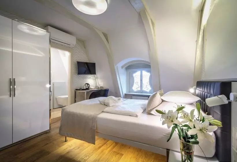Standard Yhden Hengen Huone, Golden Star