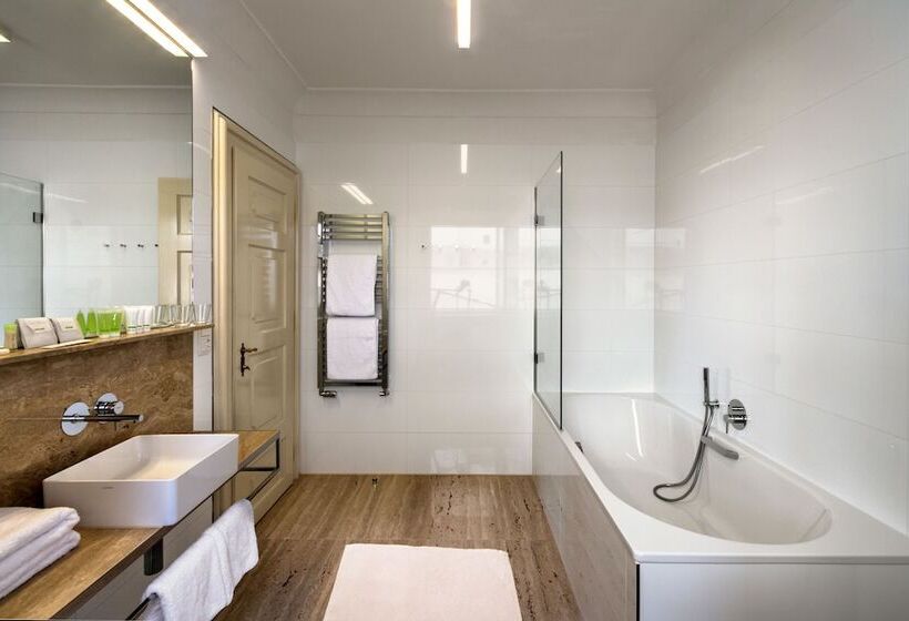 디럭스 트리플 룸, Golden Star