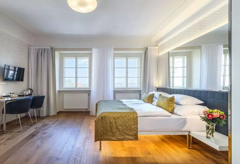 Deluxe Kolmen Hengen Huone, Golden Star