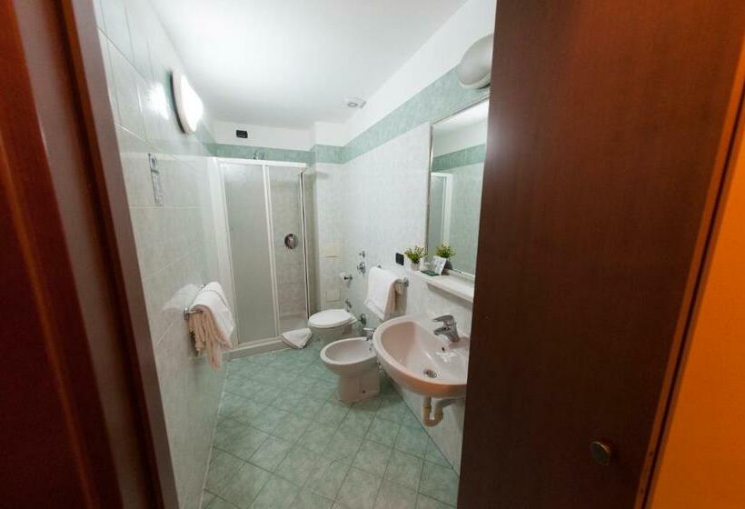 اتاق استاندارد سه نفره, The Best