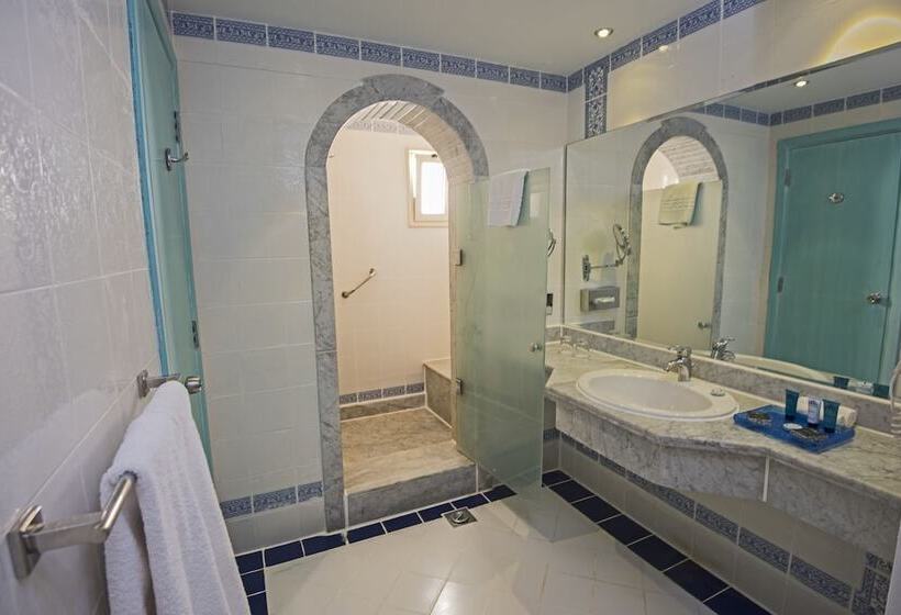 اتاق استاندارد با چشم‌انداز استخر, Sunrise Royal Makadi Resort