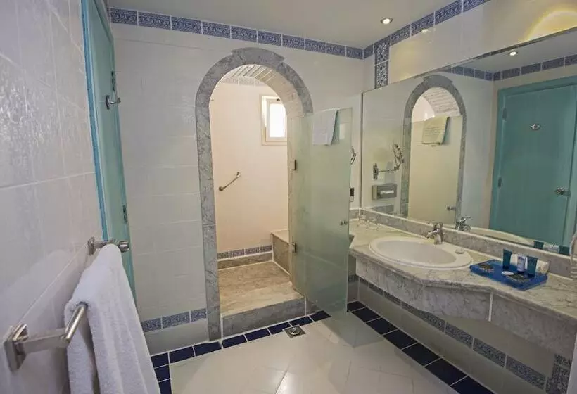 اتاق استاندارد با چشمانداز استخر, Sunrise Royal Makadi Resort