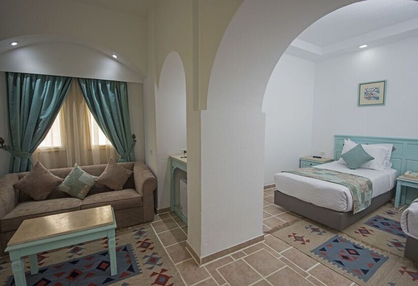اتاق استاندارد با چشم‌انداز استخر, Sunrise Royal Makadi Resort