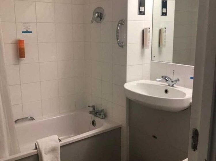 חדר משפחתי, Days Inn Hotel Fleet