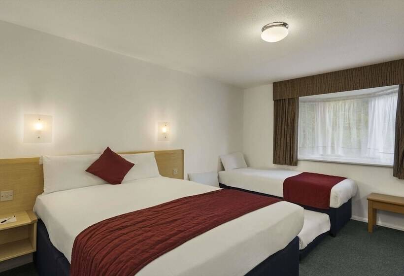 חדר משפחתי, Days Inn Hotel Fleet