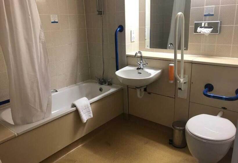 חדר משפחתי, Days Inn Hotel Fleet