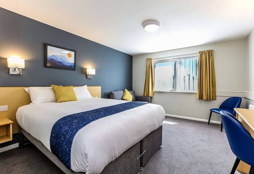 חדר משפחתי, Days Inn Hotel Fleet