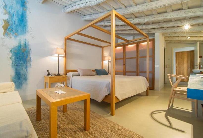 جناح جونيور, Del Teatre  Adults Only