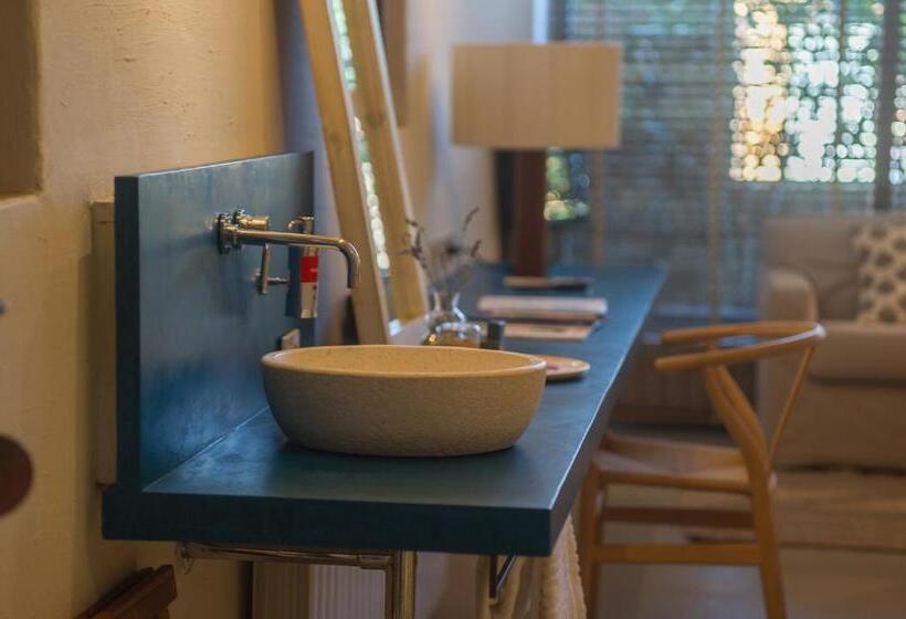 جناح جونيور, Del Teatre  Adults Only