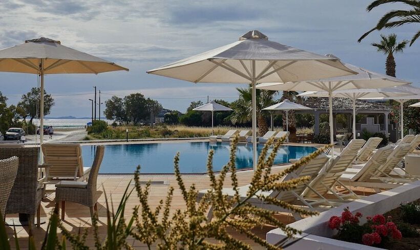 Стандартный четырехместный номер с видом на бассейн, Galaxy