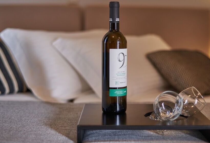 Стандартный четырехместный номер с видом на бассейн, Galaxy