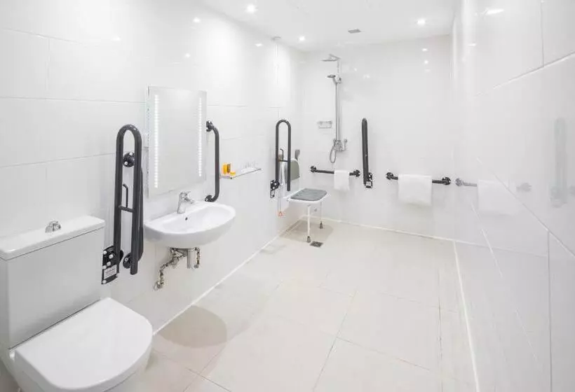 اتاق استاندارد با تخت دو نفره بزرگ برای معلولان, Holiday Inn Peterborough West, An Ihg