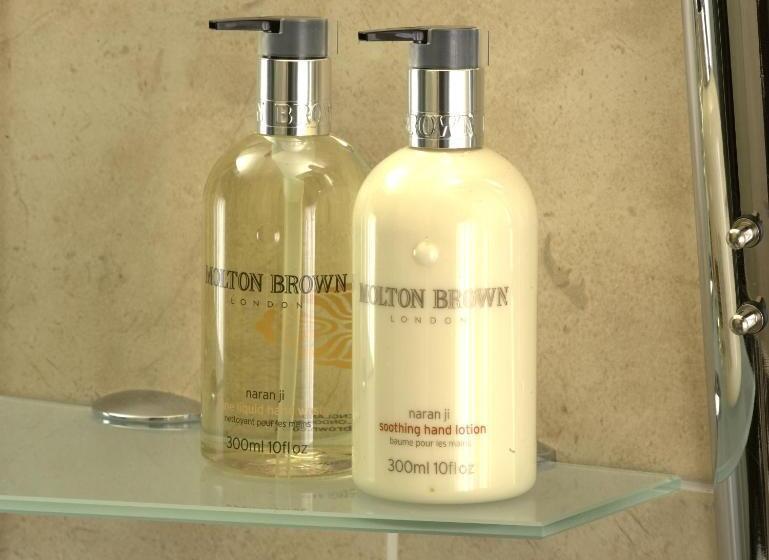 이그제큐티브 룸, Morley Hayes