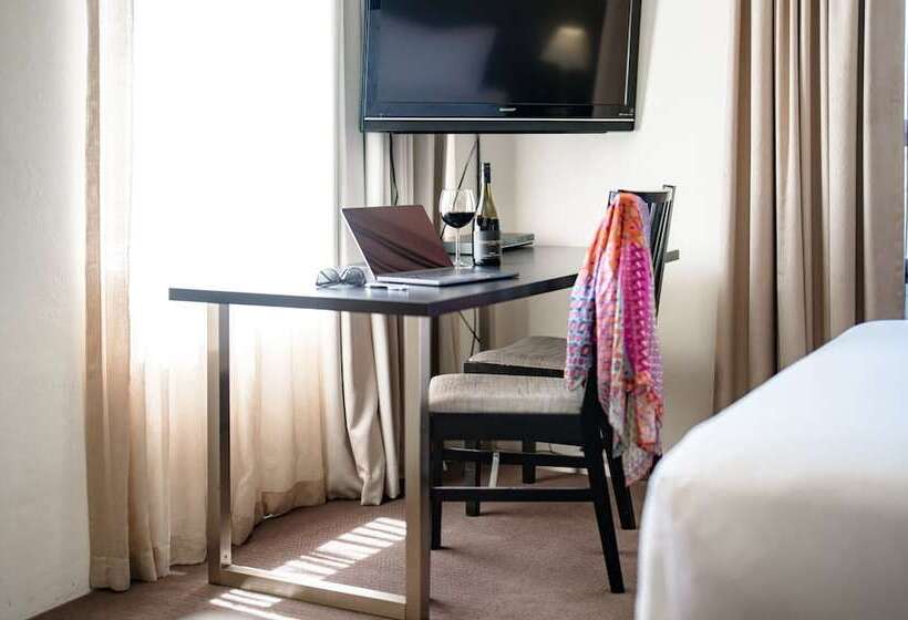 סטודיו סופריור, Park Regis Concierge Apartments