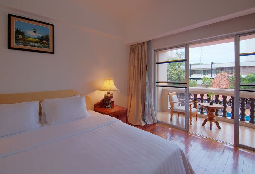 Номер Deluxe Вид на Бассейн, Somadevi Angkor Resort & Spa