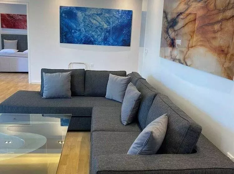スイート, Theoxenia House