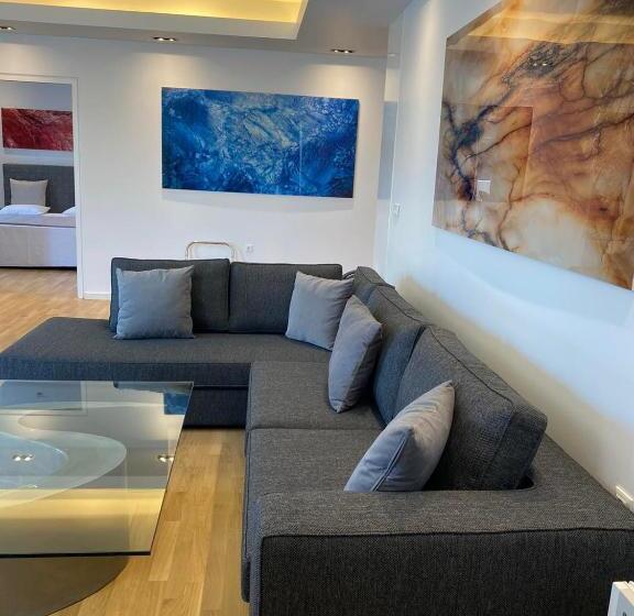 סוויטה, Theoxenia House