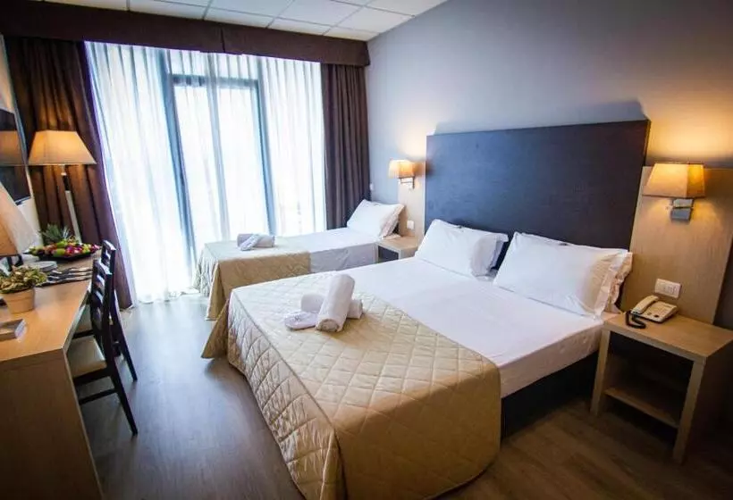 バルコニー付きスタンダードトリプルルーム, Tuscany Inn