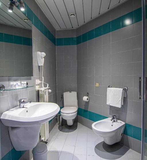 اتاق استاندارد چهارنفره با بالکن, Tuscany Inn