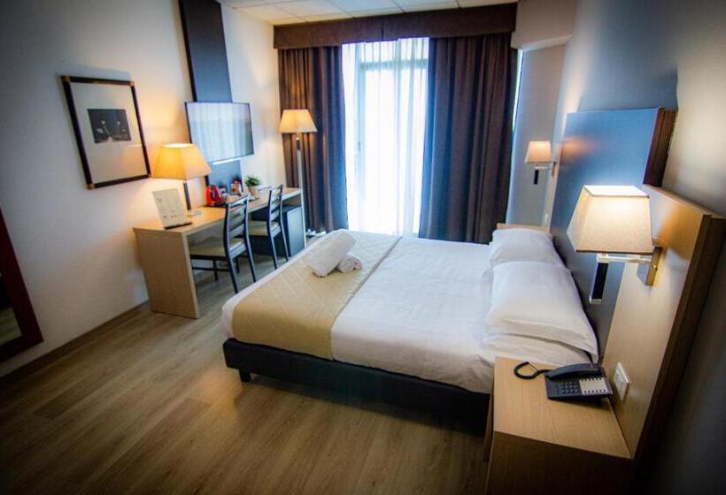 Четырехместный Номер Стандарт с Балконом, Tuscany Inn