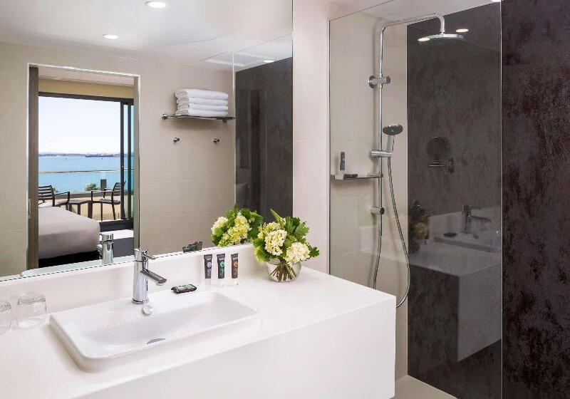 اتاق لوکس با بالکن, Novotel Geelong