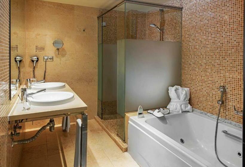 جناح, Elba Carlota Beach & Golf Resort