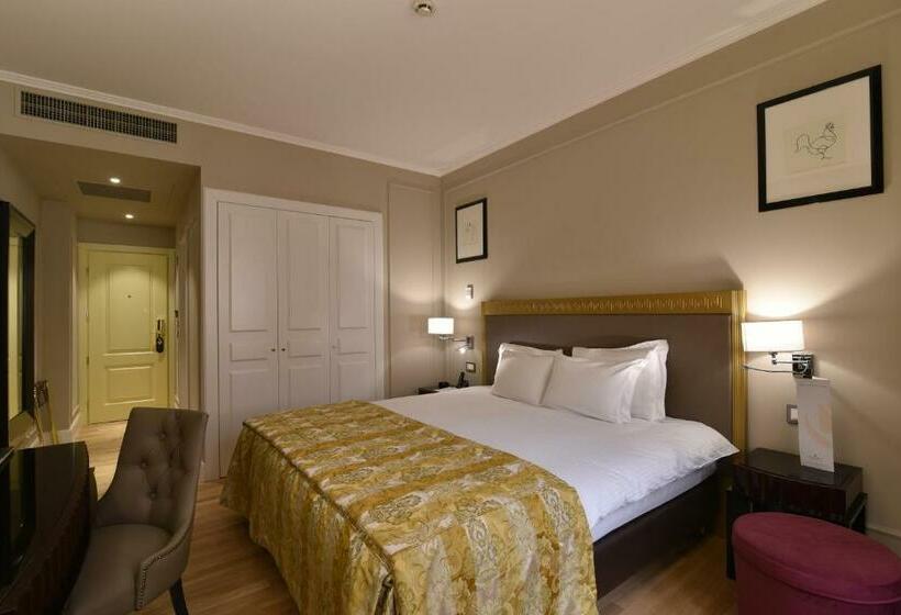 Номер Deluxe, Grand Hotel Yerevan   Small Luxury Hotels Of The World