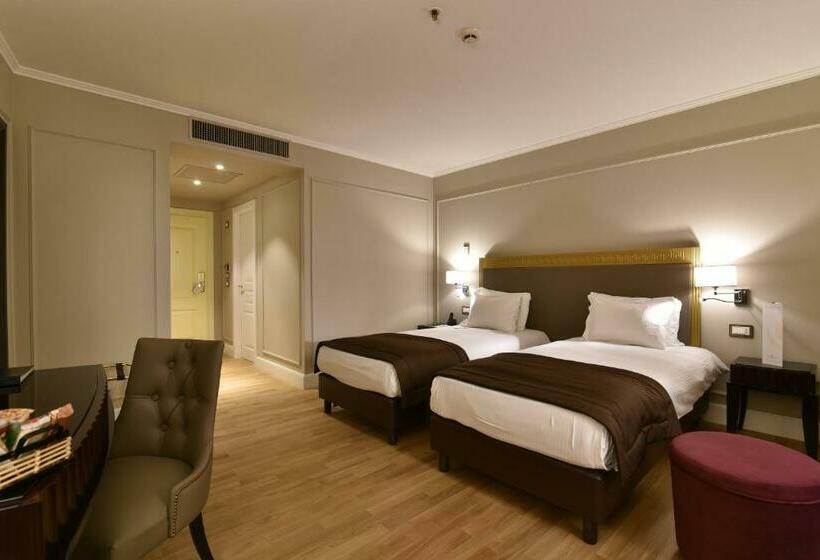 Номер Deluxe, Grand Hotel Yerevan   Small Luxury Hotels Of The World