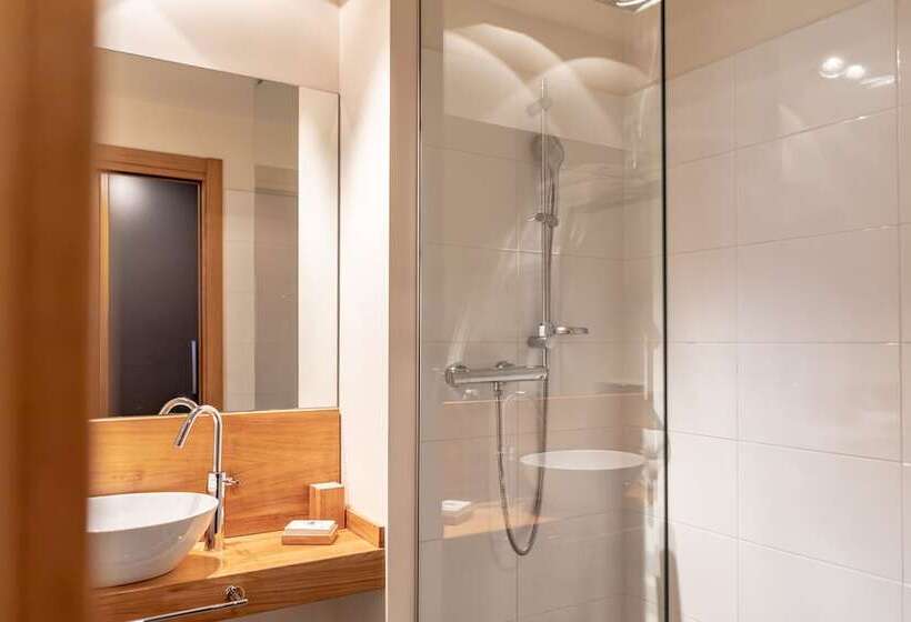 חדר סטנדרט לשלושה, Cortese