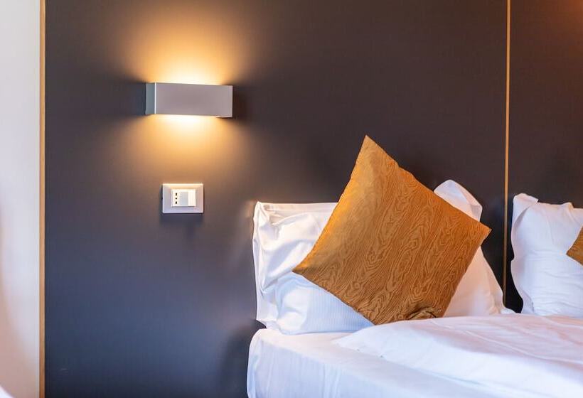 חדר סטנדרט לשלושה, Cortese