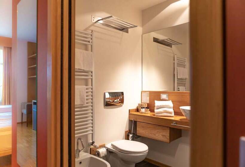 חדר סטנדרט לשלושה, Cortese