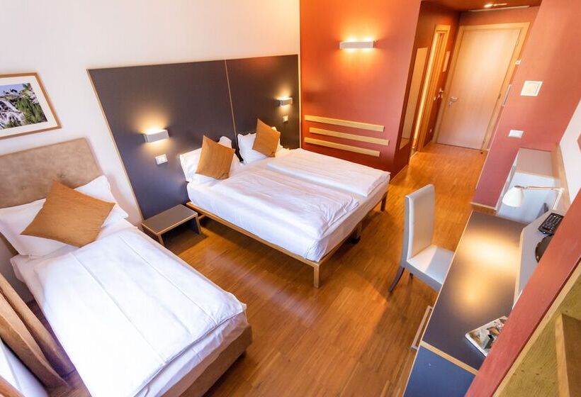 חדר סטנדרט לשלושה, Cortese