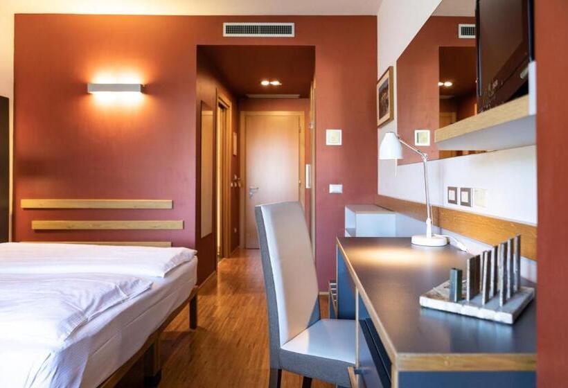 חדר סטנדרט לשלושה, Cortese