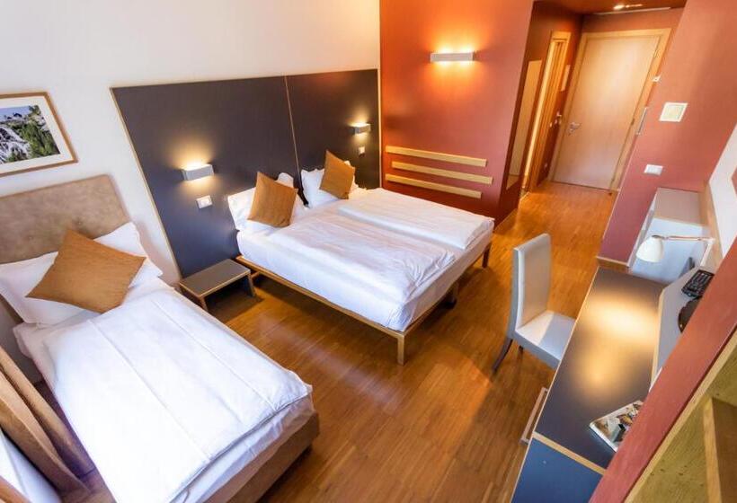 חדר סטנדרט לשלושה, Cortese