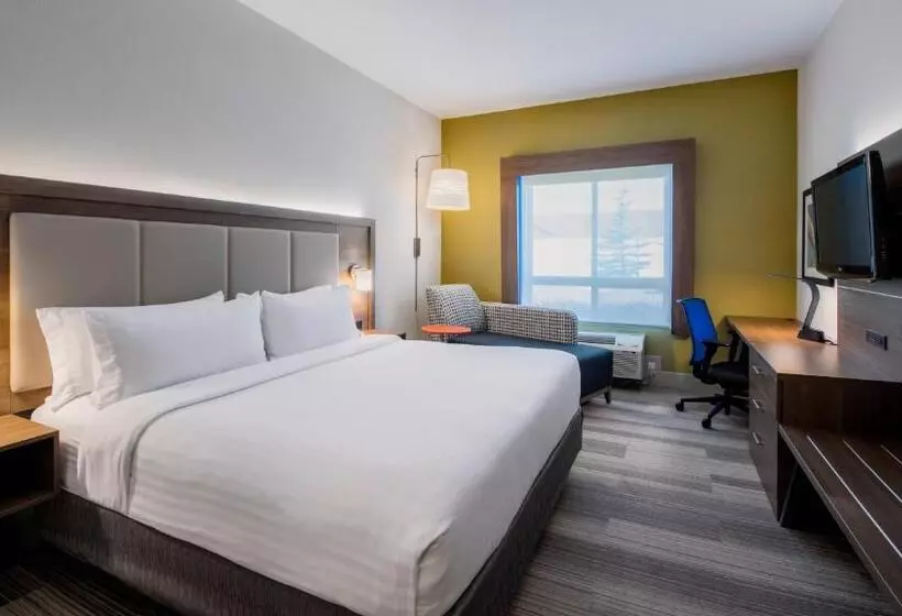 キングサイズベッドのスタンダードルーム, Holiday Inn Express Airdrie, An Ihg