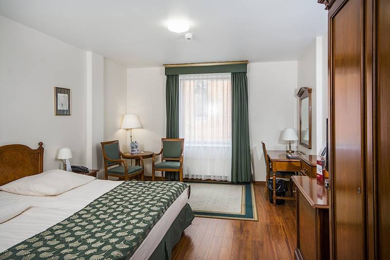 جناح جونيور, Qubus Hotel Wrocław