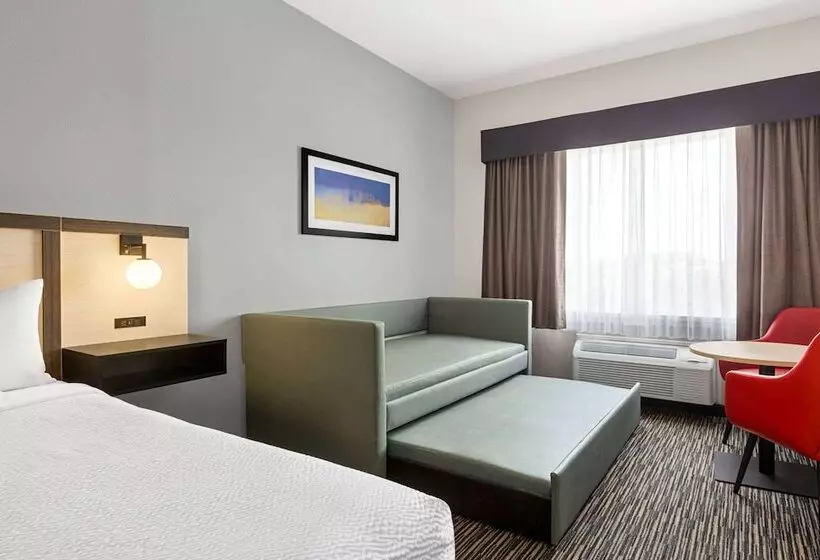 سوییت, Ramada By Wyndham Marina