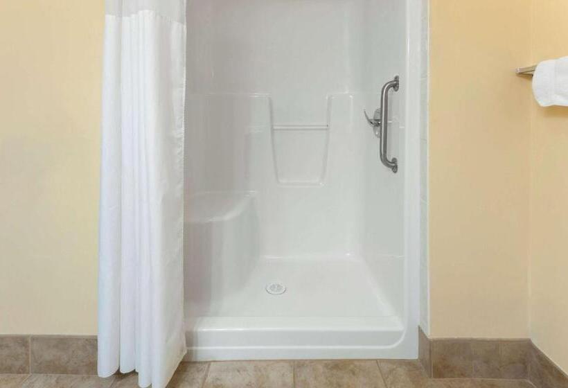 Quarto Estandar para Deficientes Físicos, Super 8 By Wyndham Fort Saskatchewan