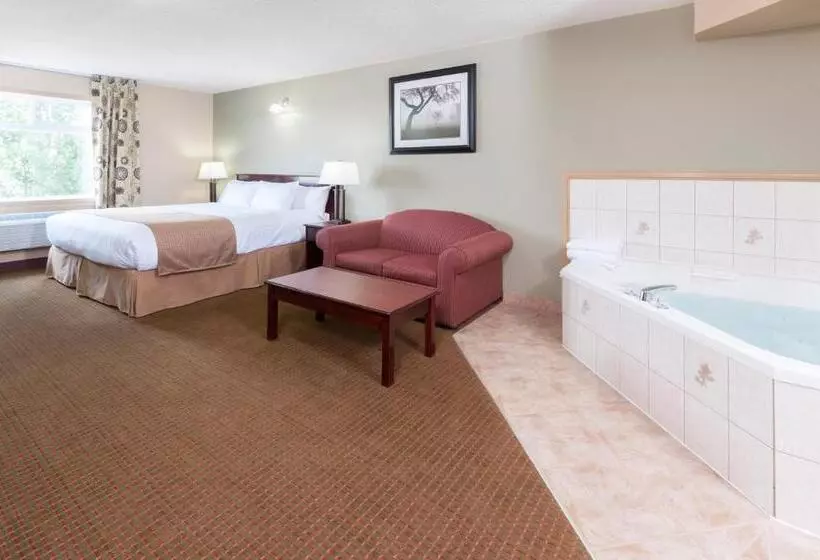 キングサイズベッドのデラックススイート, Super 8 By Wyndham Fort Saskatchewan