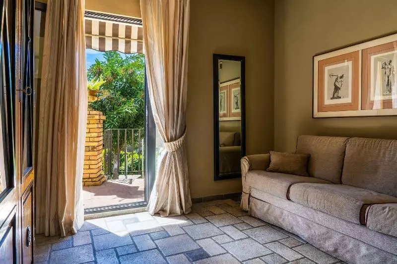 سوئیت جونیور با چشم‌انداز باغ, Villa Carlotta