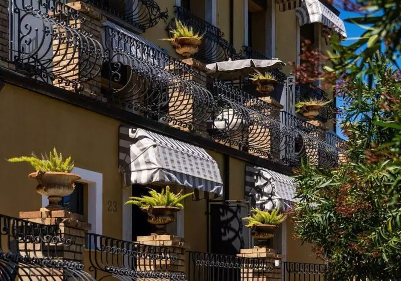سوئیت جونیور با چشم‌انداز باغ, Villa Carlotta