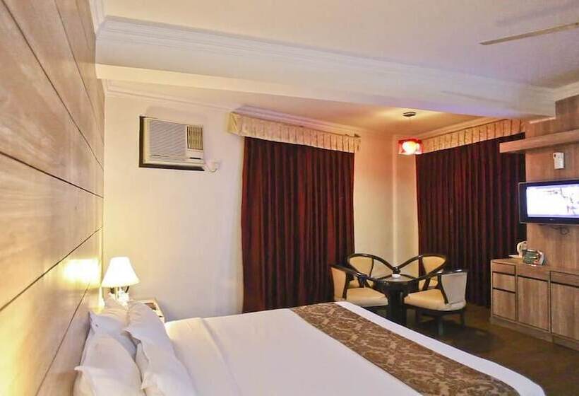 اتاق اجرایی, Pushpvilla