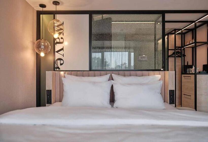 חדר קומפורט, The Flamingo