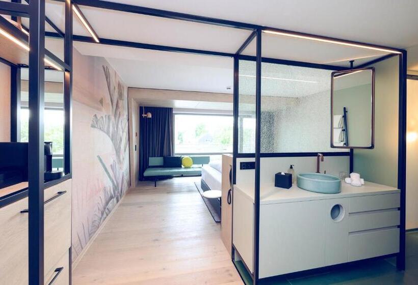 חדר קומפורט, The Flamingo